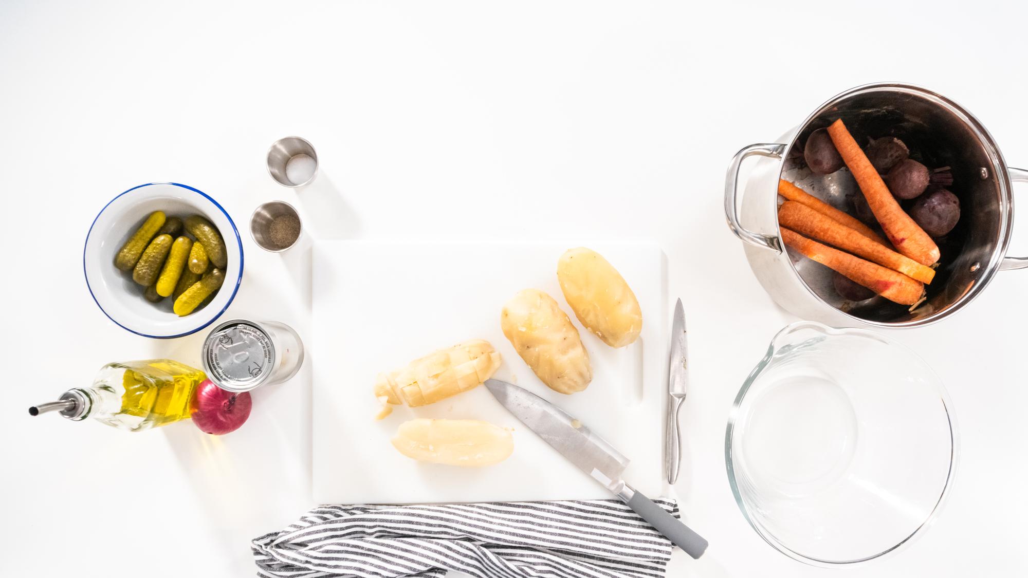 Piccolo laboratorio di cucina con attrezzature