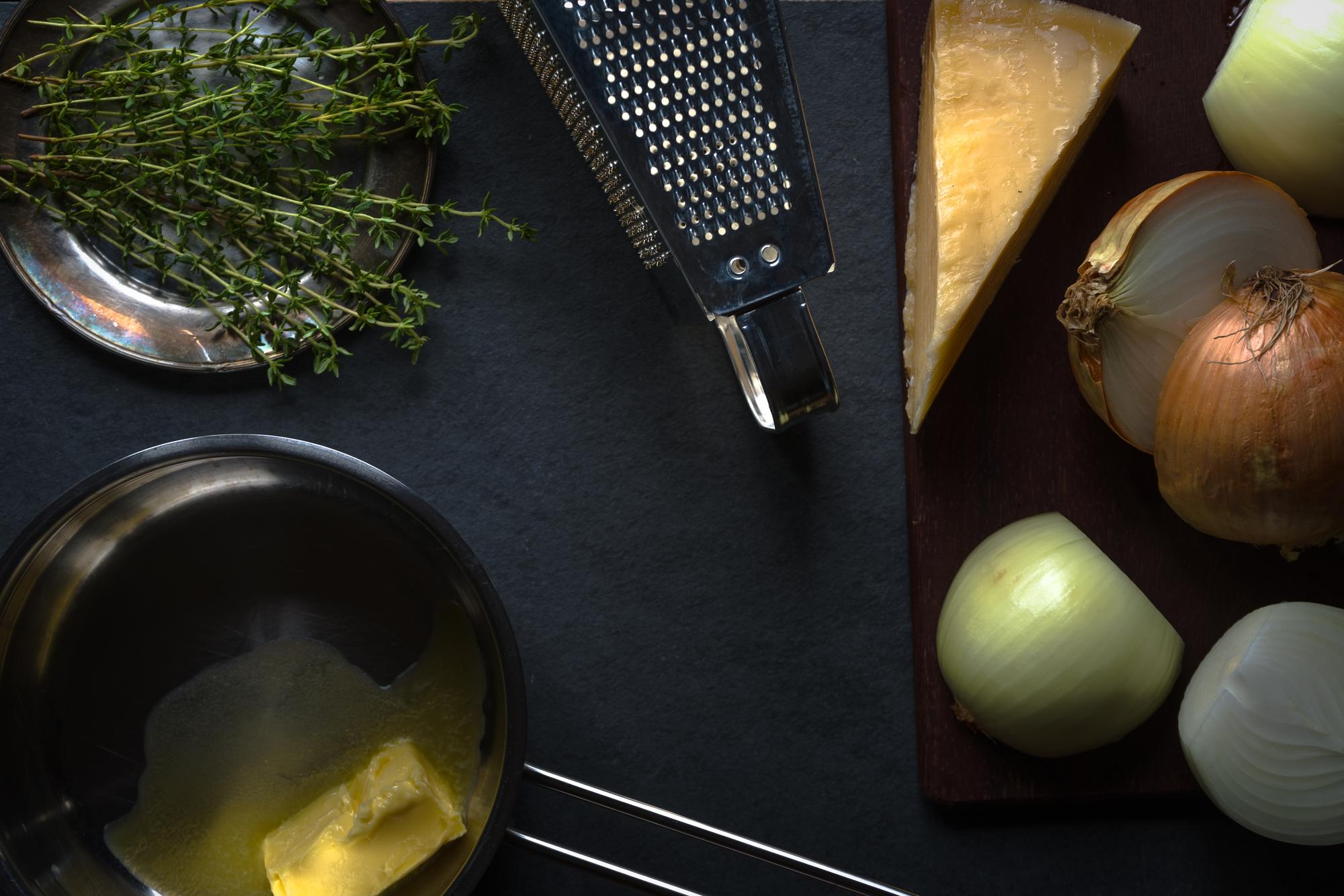 Dettaglio di utensili e ingredienti