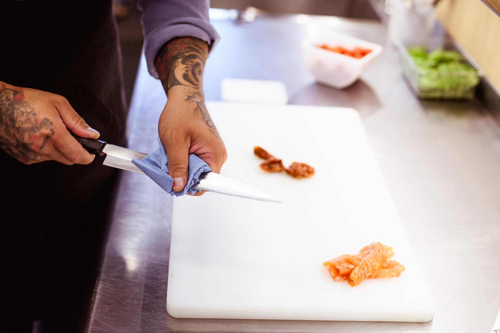 Chef online che mostra una tecnica di taglio